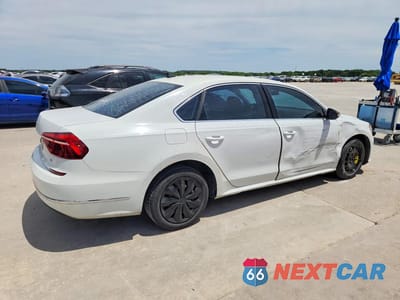Trzecie zdjęcie samochodu z tyłu: 2018 VOLKSWAGEN PASSAT SE VIN:1VWBA7A38JC009727 - miniatura