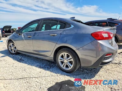 Drugie zdjęcie samochodu z przodu: 2018 CHEVROLET CRUZE LT VIN:1G1BE5SM1J7235080 - miniatura