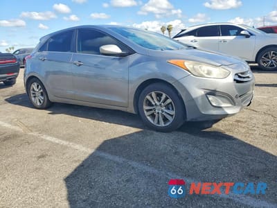 Czwarte zdjęcie samochodu z boku: 2013 HYUNDAI ELANTRA GT BASE VIN:KMHD35LE1DU025545 - miniatura