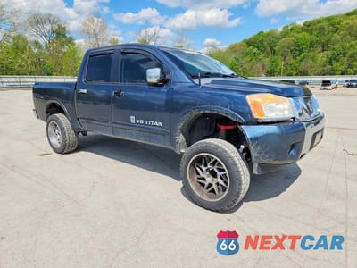 Czwarte zdjęcie samochodu z boku: 2013 NISSAN TITAN SV VIN:1N6BA0ED1DN310214 - miniatura