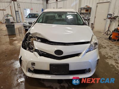 Piąte zdjęcie samochodu w środku: 2014 TOYOTA PRIUS V TWO VIN:JTDZN3EU1E3354637 - miniatura