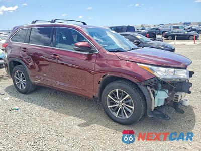 Czwarte zdjęcie samochodu z boku: 2018 TOYOTA HIGHLANDER XLE VIN:5TDKZRFHXJS281108 - miniatura