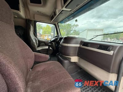 Piąte zdjęcie samochodu w środku: 2013 VOLVO VNM VIN:4V4MC9EH9DN566408 - miniatura