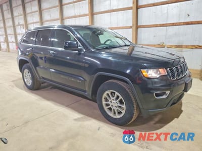 Czwarte zdjęcie samochodu z boku: 2019 JEEP GRAND CHEROKEE LAREDO VIN:1C4RJFAG6KC531904 - miniatura