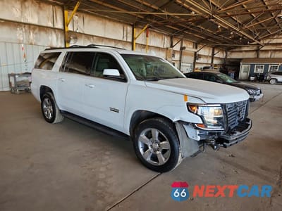 Czwarte zdjęcie samochodu z boku: 2020 CHEVROLET SUBURBAN C1500 LT VIN:1GNSCHKC4LR195744 - miniatura