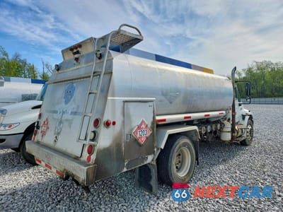 Czwarte zdjęcie samochodu z boku: 2004 INTERNATIONAL 4400 FUEL / LUBE TRUCK VIN:1HTMKAAN94H655697 - miniatura