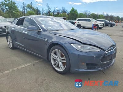 Czwarte zdjęcie samochodu z boku: 2015 TESLA MODEL S VIN:5YJSA1E11FF116590 - miniatura