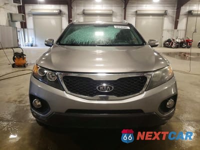 Piąte zdjęcie samochodu w środku: 2011 KIA SORENTO EX VIN:5XYKUDA27BG129452 - miniatura