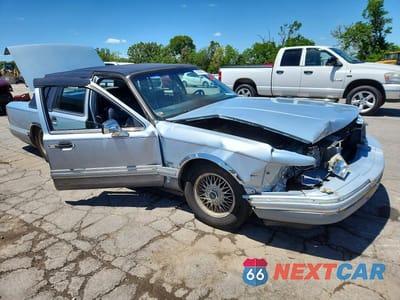 Czwarte zdjęcie samochodu z boku: 1992 LINCOLN TOWN CAR CARTIER VIN:1LNLM83W3NY727315 - miniatura