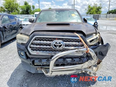 Piąte zdjęcie samochodu w środku: 2017 TOYOTA TACOMA TRD SPORT VIN:5TFRZ5CN9HX025483 - miniatura