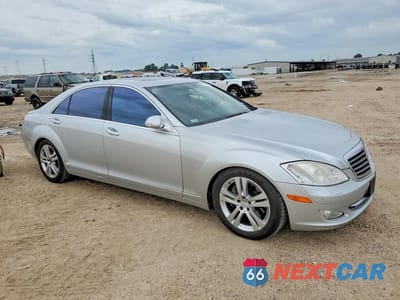 Czwarte zdjęcie samochodu z boku: 2007 MERCEDES-BENZ S 550 VIN:WDDNG71XX7A143506 - miniatura