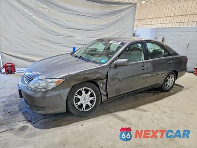 2005 TOYOTA CAMRY LE 4T1BE32K55U983361 - główne zdjęcie licytacji z USA - miniatura