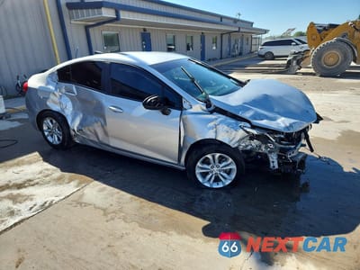 Czwarte zdjęcie samochodu z boku: 2019 CHEVROLET CRUZE LS VIN:1G1BC5SM3K7148790 - miniatura