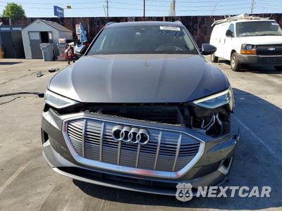 Piąte zdjęcie samochodu w środku: 2019 AUDI E-TRON PRESTIGE VIN:WA1VAAGE4KB008193 - miniatura