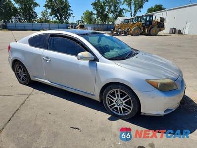Czwarte zdjęcie samochodu z boku: 2005 SCION TC BASE VIN:JTKDE177450037158 - miniatura