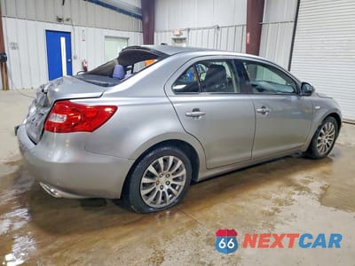 Trzecie zdjęcie samochodu z tyłu: 2010 SUZUKI KIZASHI SE VIN:JS2RE9A3XA6101251 - miniatura