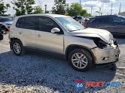 Czwarte zdjęcie samochodu z boku: 2011 VOLKSWAGEN TIGUAN S VIN:WVGAV7AX5BW548727 - miniatura
