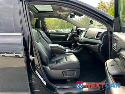 Zdjęcie 8 z 10 samochodu: 2019 TOYOTA HIGHLANDER HYBRID XLE VIN:5TDJGRFH9KS062515 - miniatura