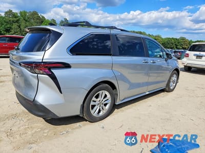 Trzecie zdjęcie samochodu z tyłu: 2025 TOYOTA SIENNA XLE 7-PASSENGER VIN:5TDJSKFC7SS224118 - miniatura