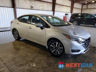 Czwarte zdjęcie samochodu z boku: 2025 NISSAN VERSA SV VIN:3N1CN8EV4SL885572 - miniatura