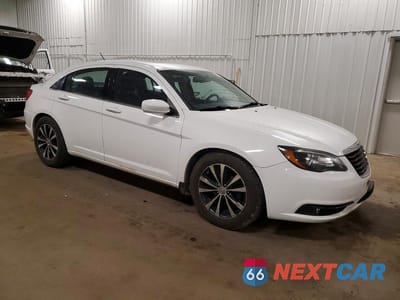 Czwarte zdjęcie samochodu z boku: 2013 CHRYSLER 200 VIN:1C3CCBCG7DN571006 - miniatura