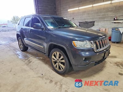 Czwarte zdjęcie samochodu z boku: 2012 JEEP GRAND CHEROKEE LAREDO VIN:1C4RJFAG6CC342073 - miniatura