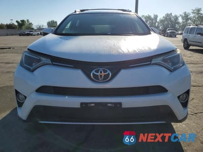 Piąte zdjęcie samochodu w środku: 2016 TOYOTA RAV4 XLE VIN:JTMWFREVXGJ088612 - miniatura