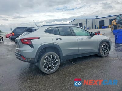 Trzecie zdjęcie samochodu z tyłu: 2024 CHEVROLET TRAX 2RS VIN:KL77LJE25RC118124 - miniatura