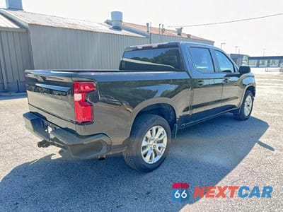 Czwarte zdjęcie samochodu z boku: 2021 CHEVROLET SILVERADO K1500 CUSTOM VIN:1GCPYBEK5MZ149552 - miniatura