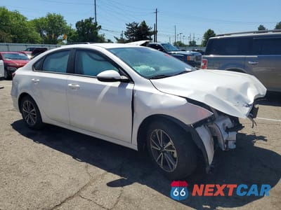 Czwarte zdjęcie samochodu z boku: 2023 KIA FORTE LXS VIN:3KPF24AD0PE675460 - miniatura