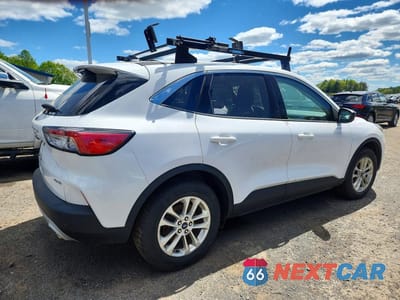 Trzecie zdjęcie samochodu z tyłu: 2022 FORD ESCAPE SE VIN:1FMCU9G65NUA64935 - miniatura