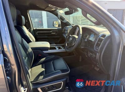 Piąte zdjęcie samochodu w środku: 2026 RAM 1500 LARAMIE VIN:1C6SRFJP0TN250043 - miniatura