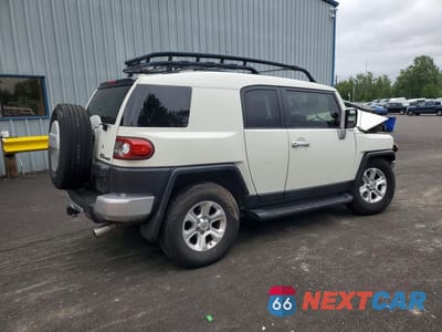 Trzecie zdjęcie samochodu z tyłu: 2014 TOYOTA FJ CRUISER BASE VIN:JTEBU4BF0EK182599 - miniatura