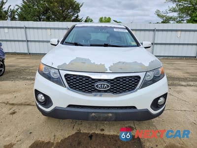 Piąte zdjęcie samochodu w środku: 2013 KIA SORENTO LX VIN:5XYKT3A6XDG394935 - miniatura