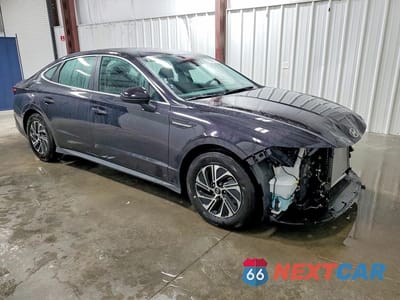 Czwarte zdjęcie samochodu z boku: 2026 HYUNDAI SONATA HYBRID BLUE VIN:KMHL24JJ6TA163039 - miniatura