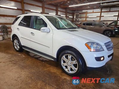 Czwarte zdjęcie samochodu z boku: 2007 MERCEDES-BENZ ML 350 VIN:4JGBB86E67A252632 - miniatura