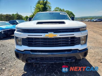 Piąte zdjęcie samochodu w środku: 2024 CHEVROLET SILVERADO K2500 CUSTOM VIN:1GC5YME70RF389650 - miniatura