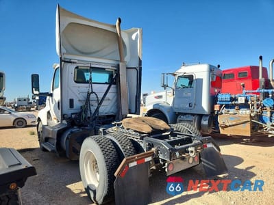 Trzecie zdjęcie samochodu z tyłu: 2018 INTERNATIONAL LT625 SEMI TRUCK VIN:1HSDYAPR4JH698255 - miniatura