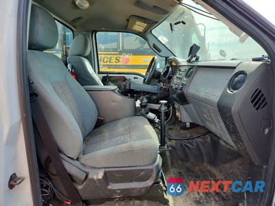 Piąte zdjęcie samochodu w środku: 2013 FORD F450 SUPER DUTY BUCKET TRUCK VIN:1FDUF4GY0DEB00445 - miniatura