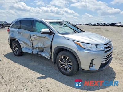 Czwarte zdjęcie samochodu z boku: 2017 TOYOTA HIGHLANDER XLE VIN:5TDJZRFH2HS511830 - miniatura