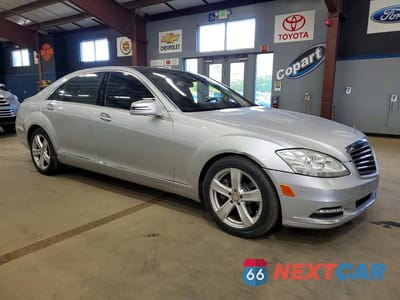 Czwarte zdjęcie samochodu z boku: 2013 MERCEDES-BENZ S 550 4MATIC VIN:WDDNG9EB5DA514223 - miniatura