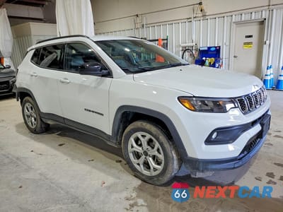Czwarte zdjęcie samochodu z boku: 2025 JEEP COMPASS LATITUDE VIN:3C4NJDBN8ST516406 - miniatura