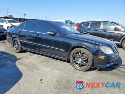 Czwarte zdjęcie samochodu z boku: 2002 MERCEDES-BENZ S 600 VIN:WDBNG78JX2A233015 - miniatura