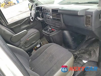 Zdjęcie 8 z 13 samochodu: 2018 GMC SAVANA G2500 VIN:1GTW7AFG9J1903078 - miniatura