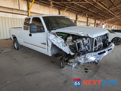 Czwarte zdjęcie samochodu z boku: 2003 CHEVROLET SILVERADO K2500 HEAVY DUTY VIN:1GCHK29103E109778 - miniatura