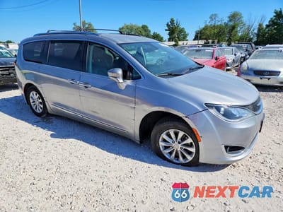 Czwarte zdjęcie samochodu z boku: 2018 CHRYSLER PACIFICA TOURING L VIN:2C4RC1BG2JR119061 - miniatura