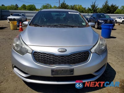 Piąte zdjęcie samochodu w środku: 2014 KIA FORTE LX VIN:KNAFK4A61E5072766 - miniatura