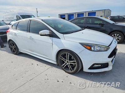Czwarte zdjęcie samochodu z boku: 2017 FORD FOCUS ST VIN:1FADP3L99HL292661 - miniatura