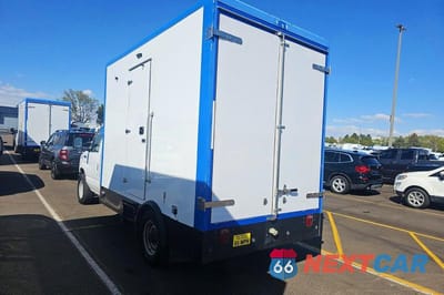 Trzecie zdjęcie samochodu z tyłu: 2023 FORD ECONOLINE E350 SUPER DUTY CUTAWAY VAN VIN:1FDWE3FK9PDD31812 - miniatura