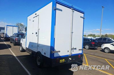 Trzecie zdjęcie samochodu z tyłu: 2023 FORD ECONOLINE E350 SUPER DUTY CUTAWAY VAN VIN:1FDWE3FK9PDD31812 - miniatura
